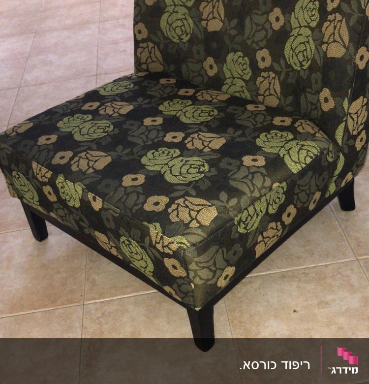 כורסה עם ריפוד פרחוני ירוק ושחור